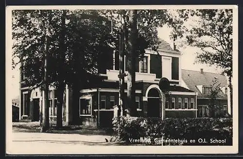 AK Vreeland, Gemeentehuis en O. L. School