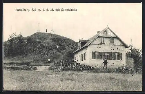 AK Sattelberghaus, Ortspartie mit Berghütte