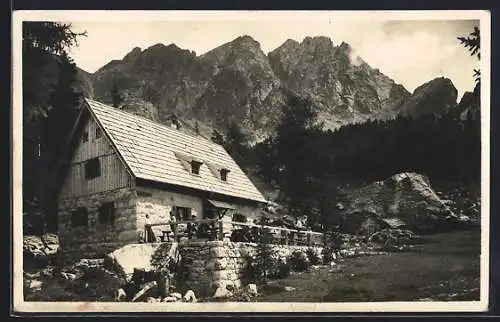 AK Rifugio Picco Ivigna, Berghütte mit Bergen