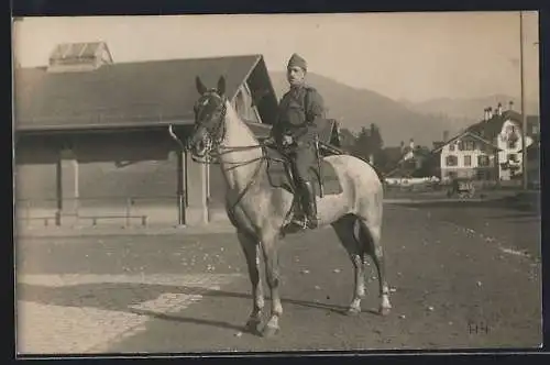 Foto-AK Thun, Uniformierter Soldat zu Pferd