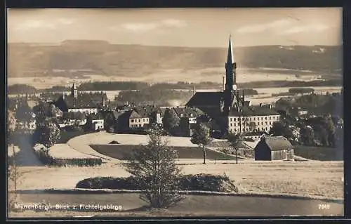 AK Münchberg / Fichtelgebirge, Ortsansicht mit Feldern u. Fichtelgebirgsblick