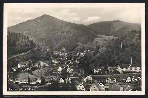 AK Schiltach, Ortsansicht mit Bergpanorama aus der Vogelschau