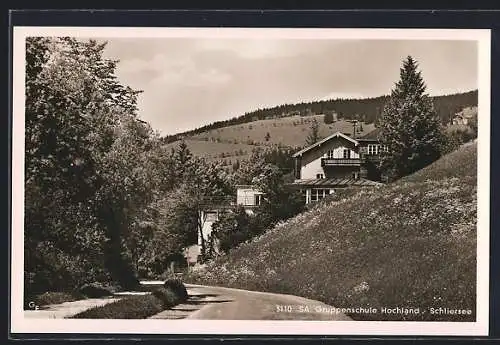 AK Schliersee, Hochland, Strassenpartie mit Gruppenschule