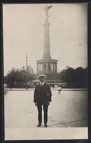 Foto-AK Berlin-Tiergarten, Siegessäule am Königsplatz mit Mann