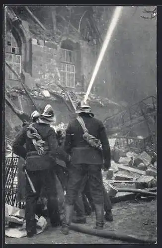 AK Stuttgart, Brand des alten Schlosses im Dezember 1931, Feuerwehrmänner bekämpfen den Brand