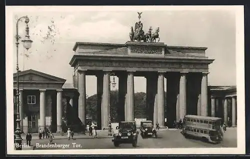 AK Berlin, Autos und Bus am Brandenburger Tor