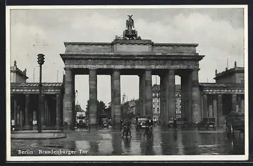 AK Berlin, Brandenburger Tor, Automobile kommen vom Pariser Platz