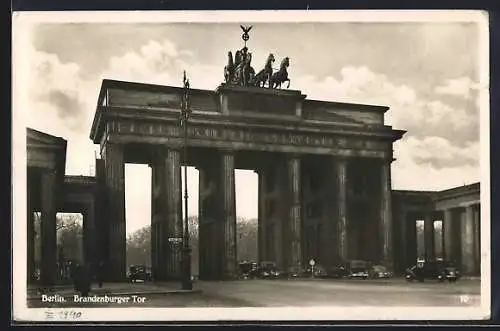 AK Berlin, Brandenburger Tor unter bewölktem Himmel