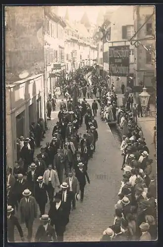 Foto-AK Freiburg /Br., Fronleichnam in der Herrenstrasse am Gasthaus zum Hindenburg