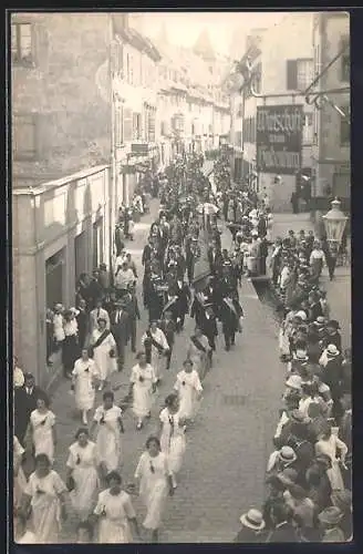 Foto-AK Freiburg /Br., Umzug an Fronleichnam in der Herrenstrasse am Gasthaus zum Hindenburg