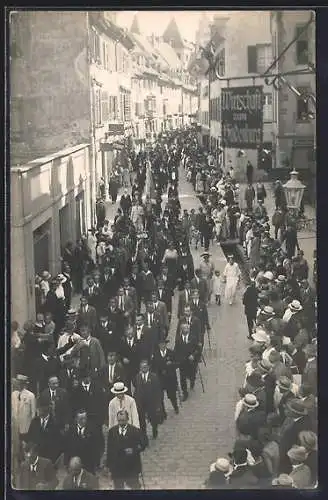 Foto-AK Freiburg /Br., Fronleichnams-Umzug in der Herrenstrasse am Gasthaus zum Hindenburg