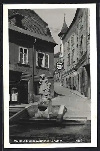 AK Krems /Donau, Simandl-Brunnen mit Strassenblick