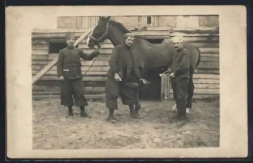 AK Männer mit Pferd beim Hufschmied