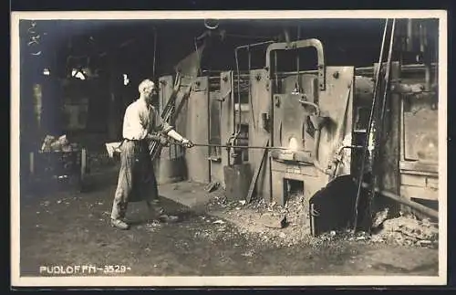 AK Fabrikarbeiter bei der Arbeit am Brennofen