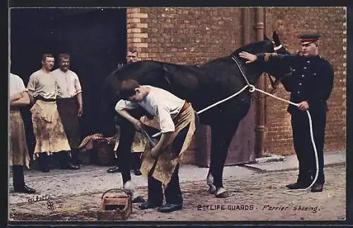 AK 2nd Life Guards, Furrier shoeing, britischer Schmied beschlägt das Pferd eines Soldaten