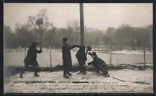 AK Paris, Hochwasser Januar 1910, gestellter Plünderer