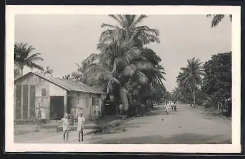 AK Douala, Strassenpartie mit Anwohnern