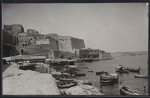 Foto-AK Malta, Boote im Hafen