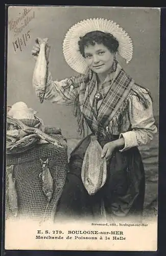 AK Boulogne-sur-Mer, Marchande de Poissons à la Halle, Fischhändler