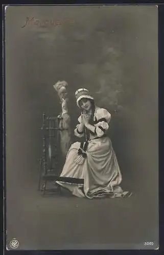 AK Marguerite mit ineinandergelegten Händen am Spinnrad