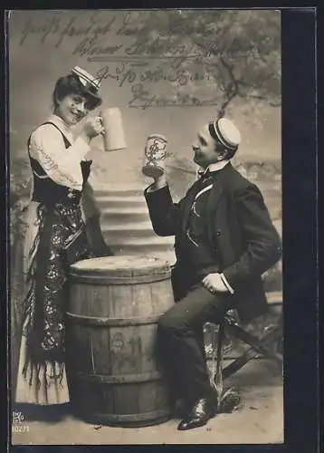 AK Student und Studentin trinken Bier, Gastronomie