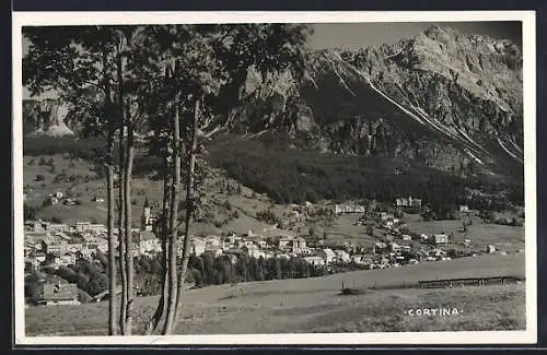 AK Cortina d`Ampezzo, Ortsansicht mit Bergpanorama