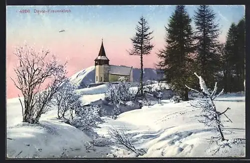 AK Davos-Frauenkirch, Ortspartie mit Kirche im Schnee