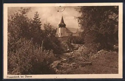 AK Frauenkirch bei Davos, Ortspartie mit Kirche