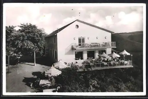 AK Bad Ems, Berghotel Concordiaturm, Blick vom Aussichtsturm auf Hotel mit Terrasse