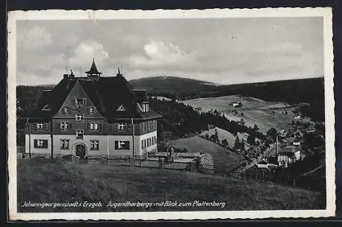 AK Johanngeorgenstadt i. Erzgeb., Jugendherberge mit Blick zum Plattenberg