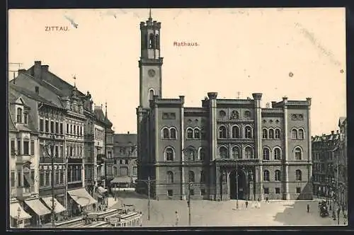 AK Zittau, Rathaus mit Vorplatz aus der Vogelschau, Strassenbahnen