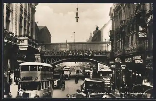 AK Berlin, Friedrichstrasse am Bahnhof Friedrichstrasse, mit Doppeldecker-Bus, Hotel Silesia, Bahnbrücke