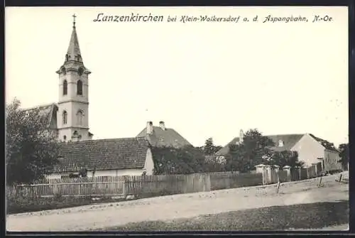 AK Lanzenkirchen bei Klein-Wolkersdorf, Strassenpartie mit Kirche