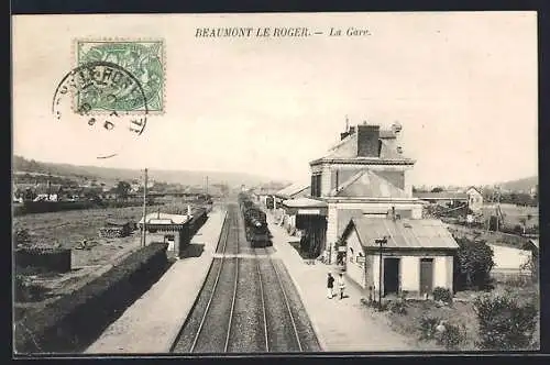 AK Beaumont-le-Roger, La Gare, Bahnhof mit einfahrendem Zug