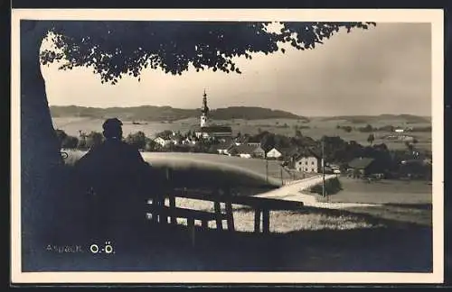 AK Aspach /O.-Ö., Ortsansicht mit Landstrasse von einem Aussichtspunkt aus