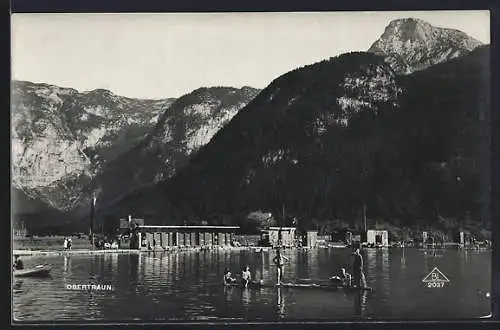 AK Obertraun, Schwimmbad mit Badenden und Bergpanorama