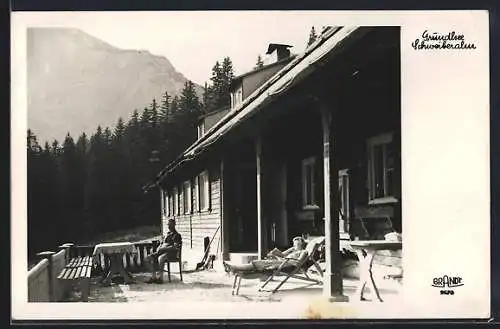 AK Grundlsee, Schweiberalm, Sonnenterrasse mit Gästen