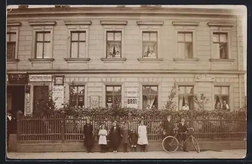 Foto-AK Inzersdorf b. Wien, Gemischtwaren-Handlung von Franz Müller, Emaille-Schilder