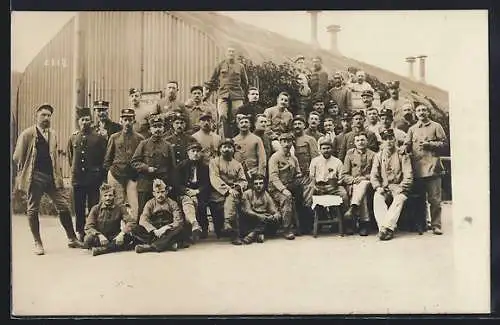 Foto-AK Königsbrück /Sachsen, Soldaten im Kriegsgefangenenlager