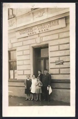 Foto-AK Gasthaus zur Staatsbahn, Bes. Karl Bäck, Emailleschild mit Reklame für Linzer Poschacher Bier