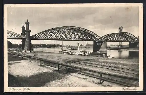AK Riesa a. Elbe, Elbbrücke mit Dampfer
