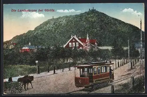 AK Görlitz, Strassenpartie mit Strassenbahn und Blick auf die Landeskrone