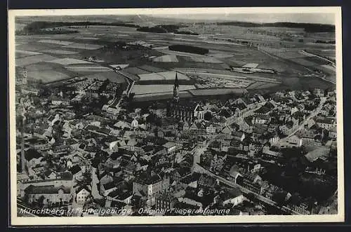 AK Münchberg /Fichtelgebirge, Teilansicht mit Kirche und Feldern, Fliegeraufnahme