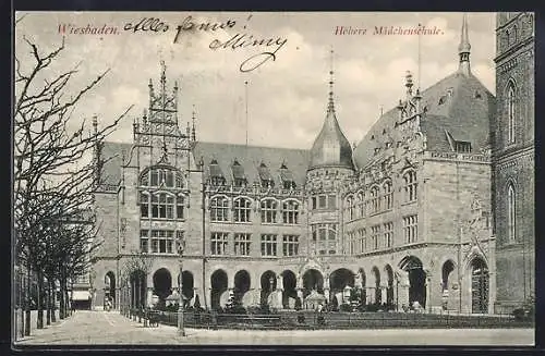 AK Wiesbaden, Höhere Mädchenschule mit Strasse u. Vorgarten