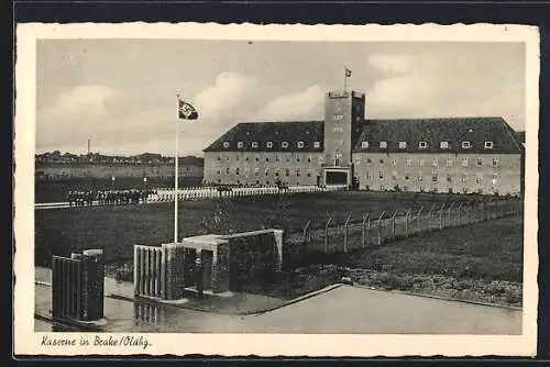 AK Brake /Oldbg., Kaserne mit Haupteingang, -Fahnen und ausrückenden Soldaten