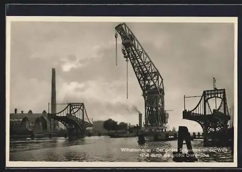 AK Wilhelmshaven, Riesenschwimmkran fährt durch die Kaiser-Wilhelm-Brücke