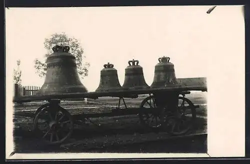 Foto-AK Vier Glocken auf einem Wagen