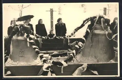 Foto-AK Glocken mit Grilanden auf einem Wagen