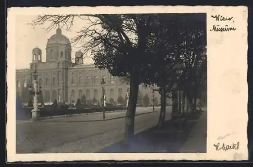 Foto-AK H. Markl: Wien, Museum mit Strassenpartie