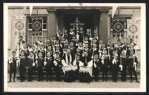 Foto-AK Freiburg i. B., Zwei Priester und einer Gruppe von Konfirmanten